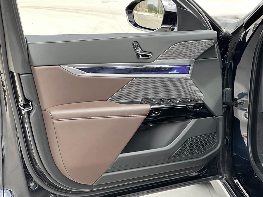 BMW 7 Series 2024 car image #13