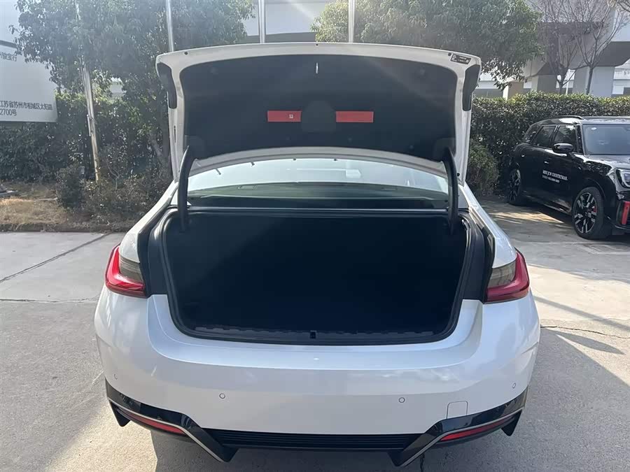 BMW i3 2025 car image #13