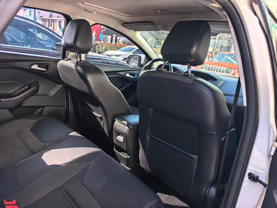 Ford Focus 2016 car image #13