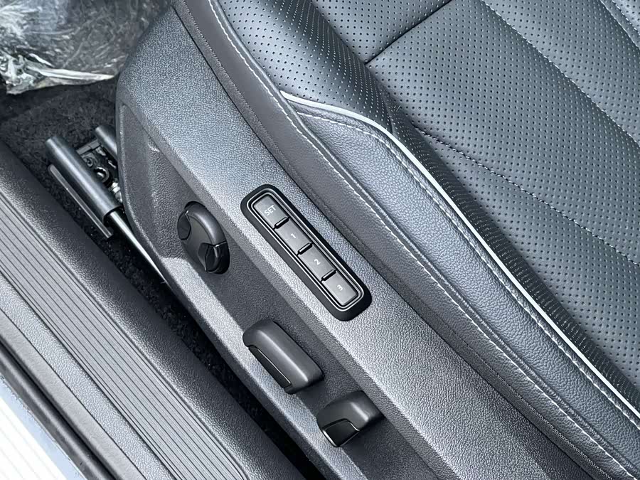 Volkswagen Passat 2024 immagine di auto #13