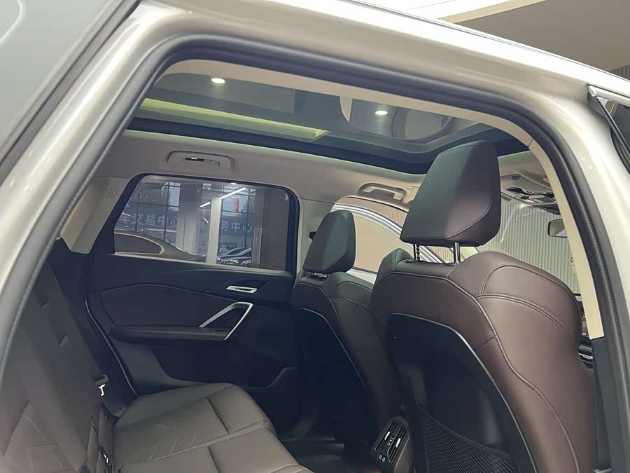 BMW iX1 2024 car image #13