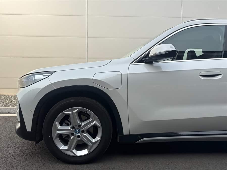 BMW iX1 2025 car image #13