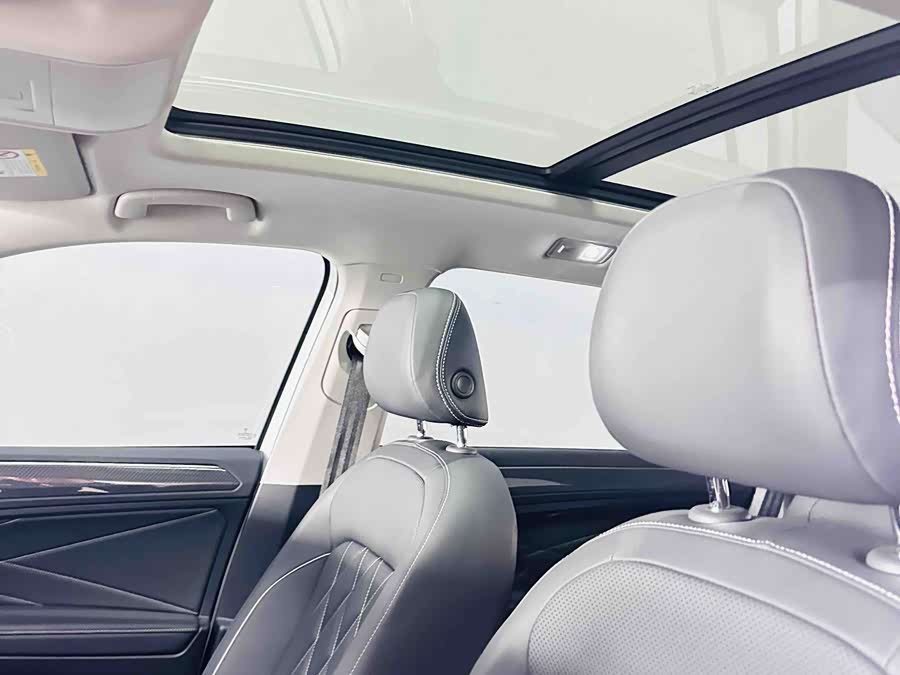 Volkswagen Tiguan L 2023 car image #13