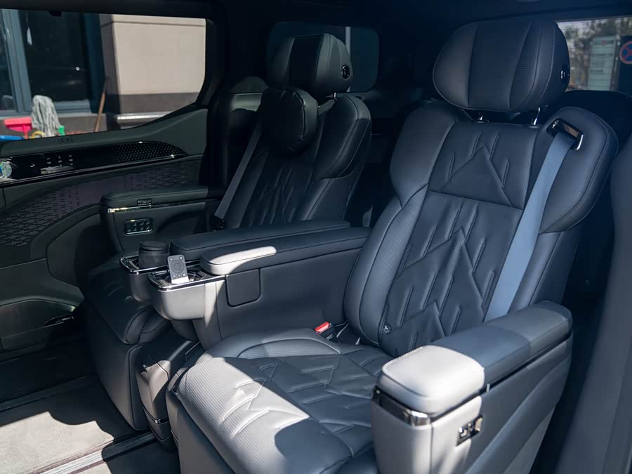 Zeekr 009 2024 car image #13