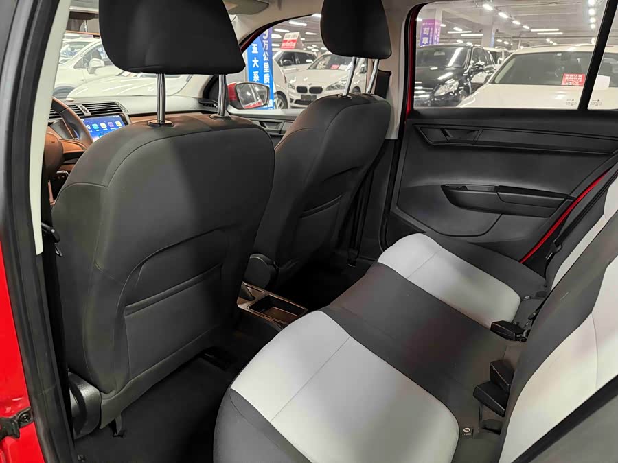 Skoda Fabia 2019 immagine di auto #13