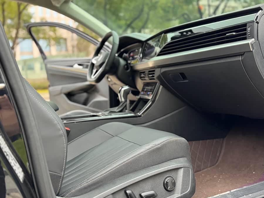 Volkswagen Passat 2025 car image #13