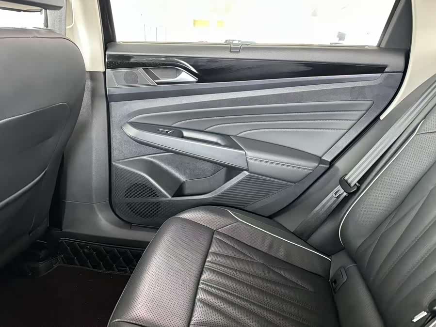 Volkswagen Passat 2021 immagine di auto #13