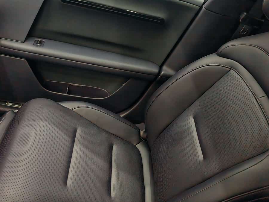 Avatr 06 2025 car image #13