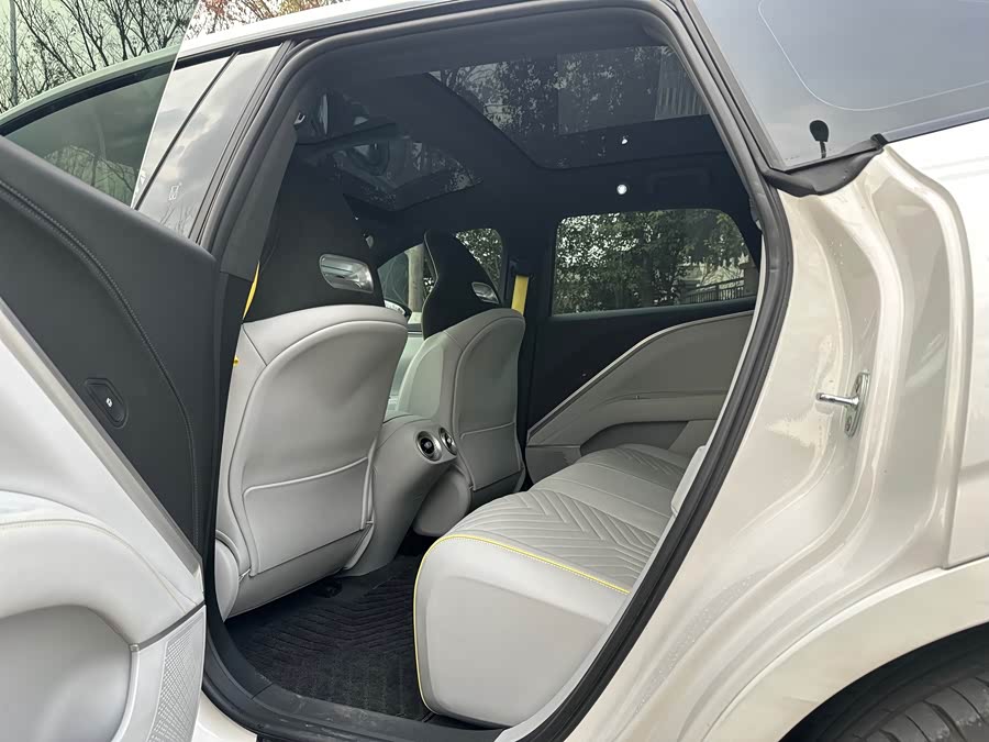 Avatr 11 2023 car image #13