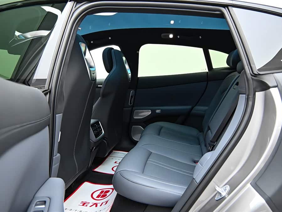 MI YU7 2025 image de voiture #13