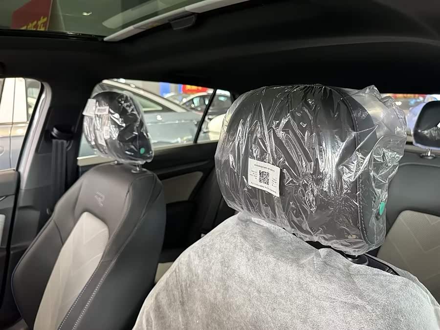 Volkswagen Golf 2025 car image #13