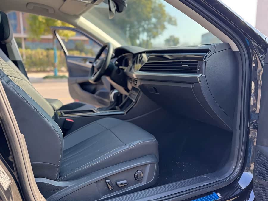 Volkswagen Passat 2025 صورة سيارة #13