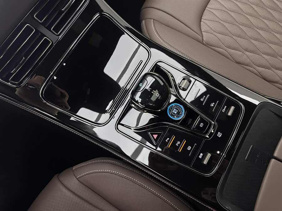 BYD Han 2025 car image #13