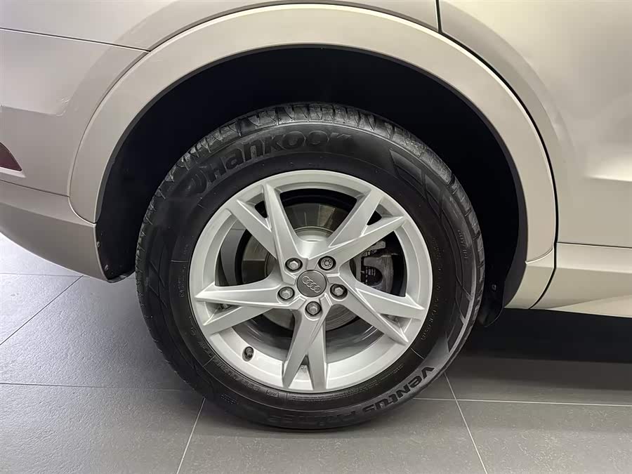 Audi Q3 2019 car image #13