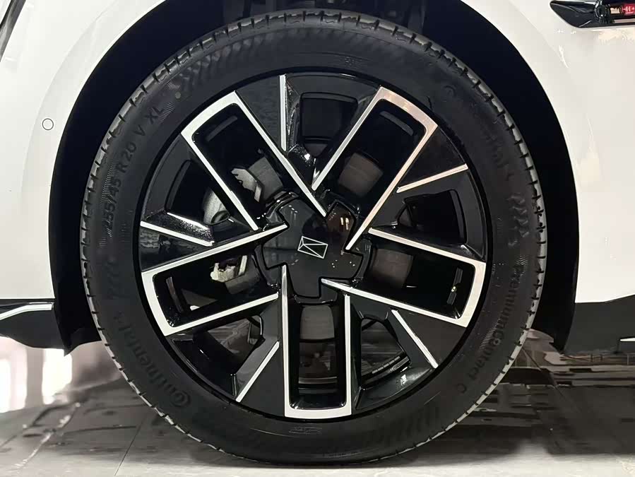 Avatr 06 2025 car image #13