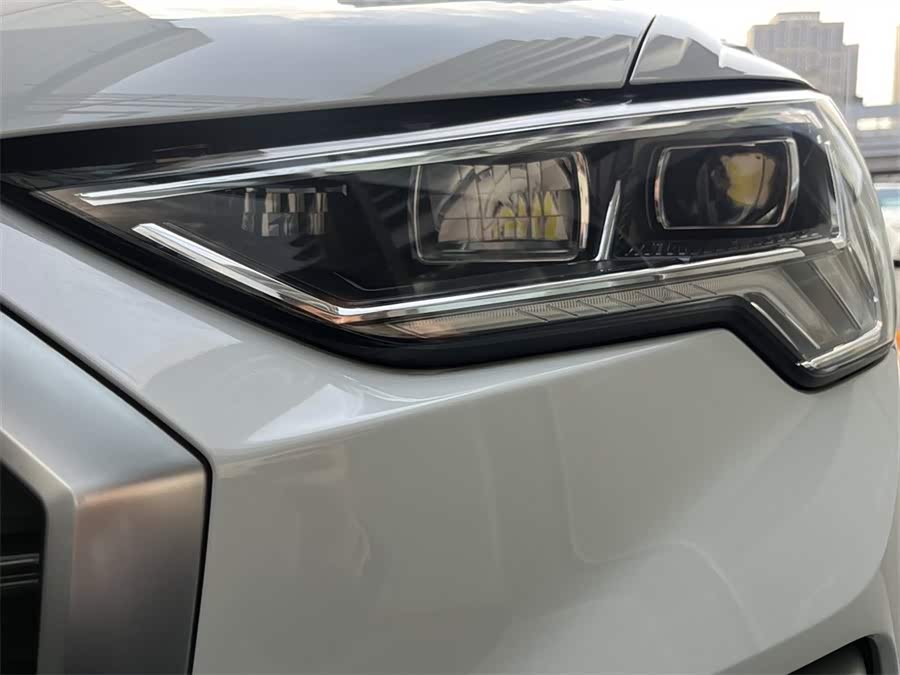 Audi Q3 2020 car image #13