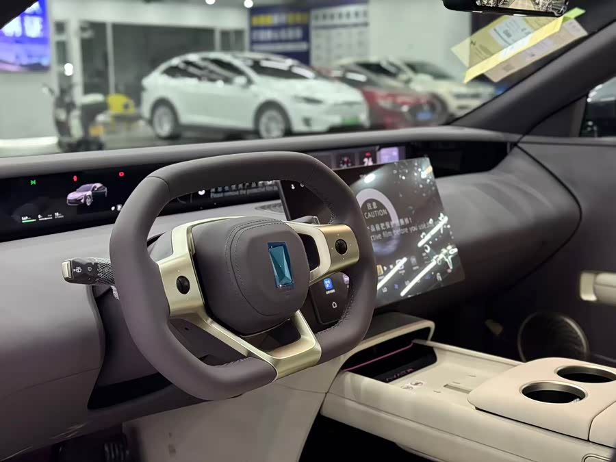 Avatr 06 2025 car image #13