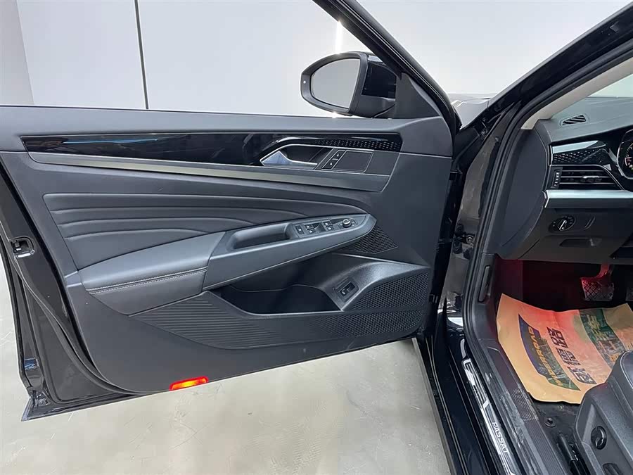 Volkswagen Passat 2023 car image #13