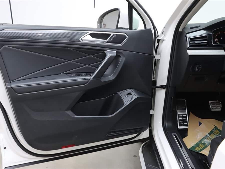 Volkswagen Tiguan L 2021 car image #13