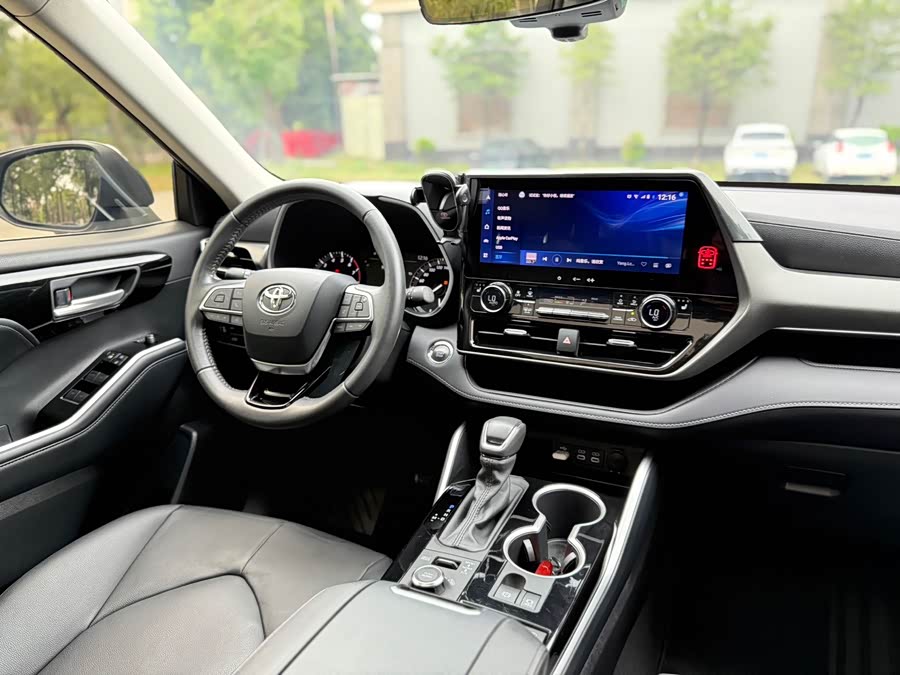 Toyota Highlander 2023 car image #13