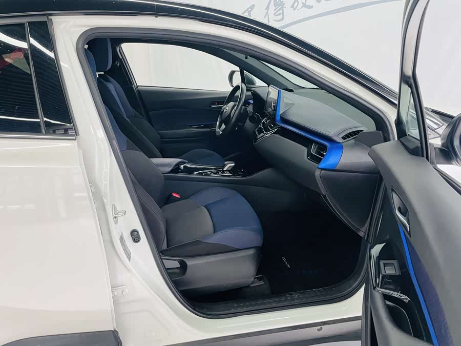 Toyota C-HR 2020 car image #13
