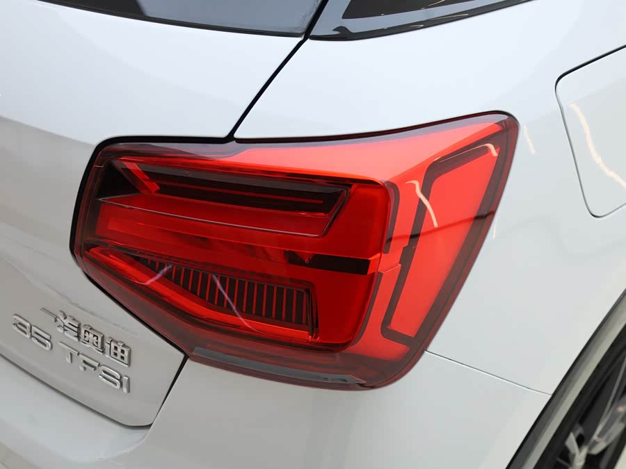 Audi Q2L 2021 car image #13