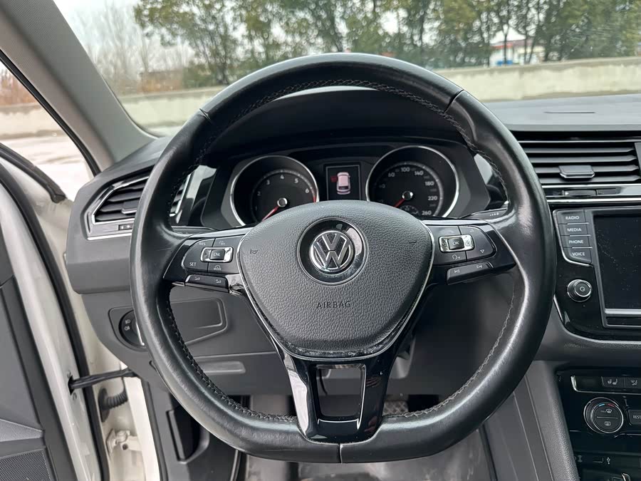 Volkswagen Tiguan L 2017 car image #13