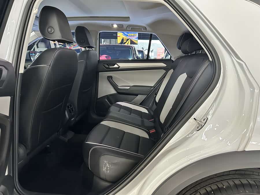 Volkswagen T-Roc 2025 car image #13
