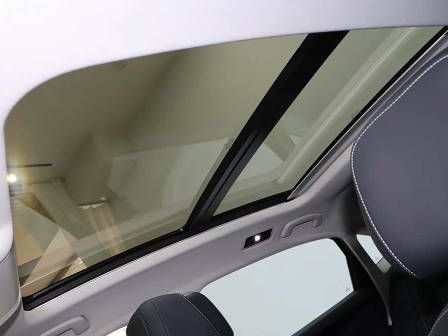 Volkswagen Passat 2025 car image #13