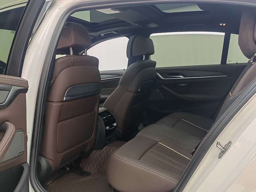 BMW 5 Series 2024 car image #13