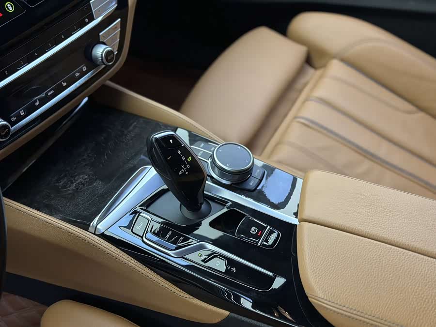 BMW 6 Series GT 2022 immagine di auto #13