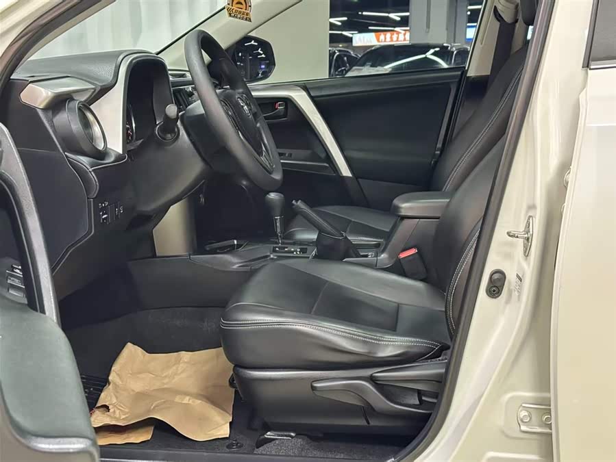 Toyota RAV4 2019 car image #13