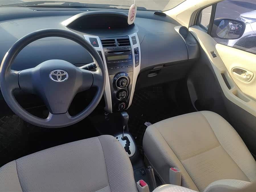 Yaris 2011 car image #13
