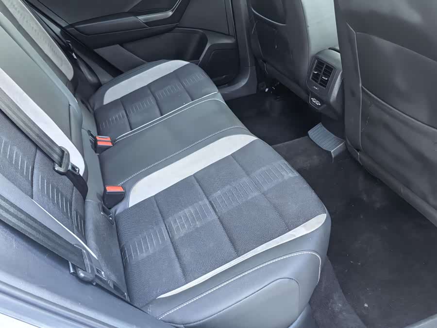 Volkswagen T-Roc 2023 car image #13
