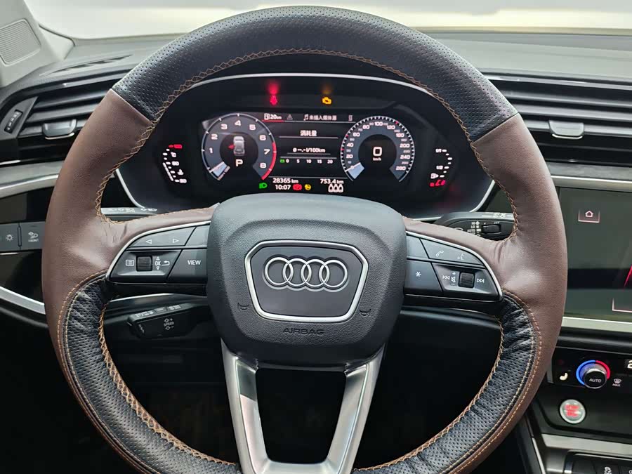 Audi Q3 2021 car image #13