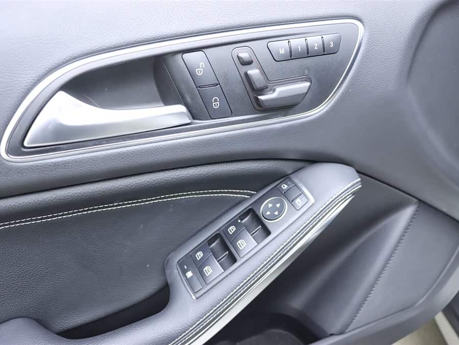 Mercedes-Benz GLA Class 2016 car image #13