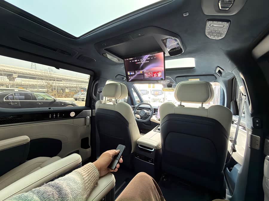 Zeekr 009 2024 imagen de coche #13