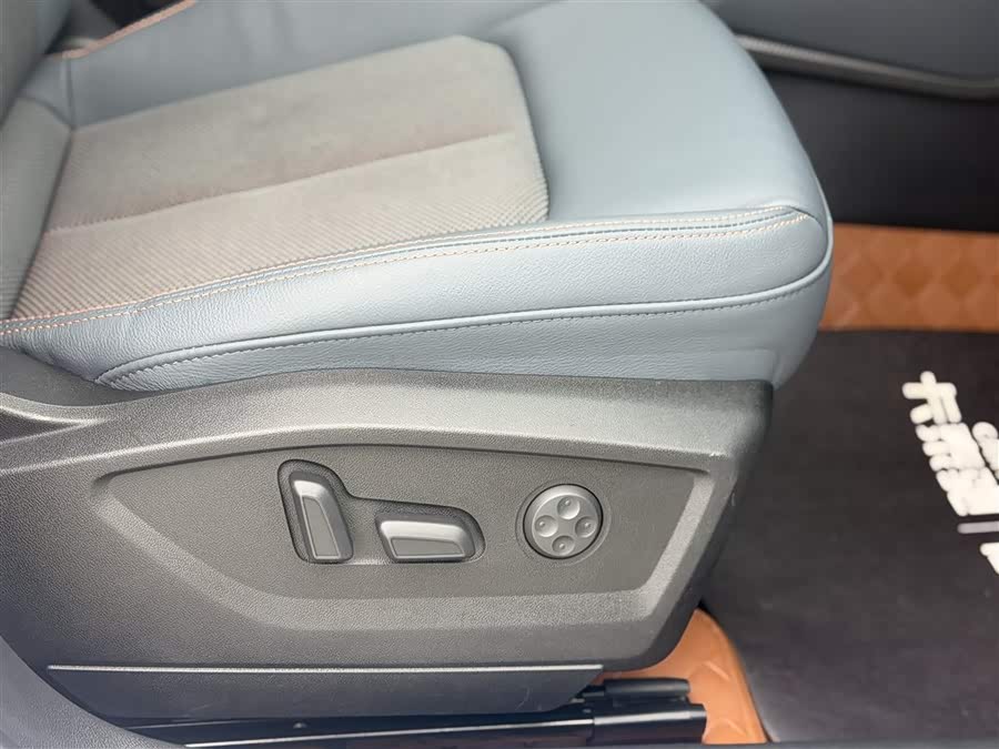 Audi Q2L 2020 car image #13
