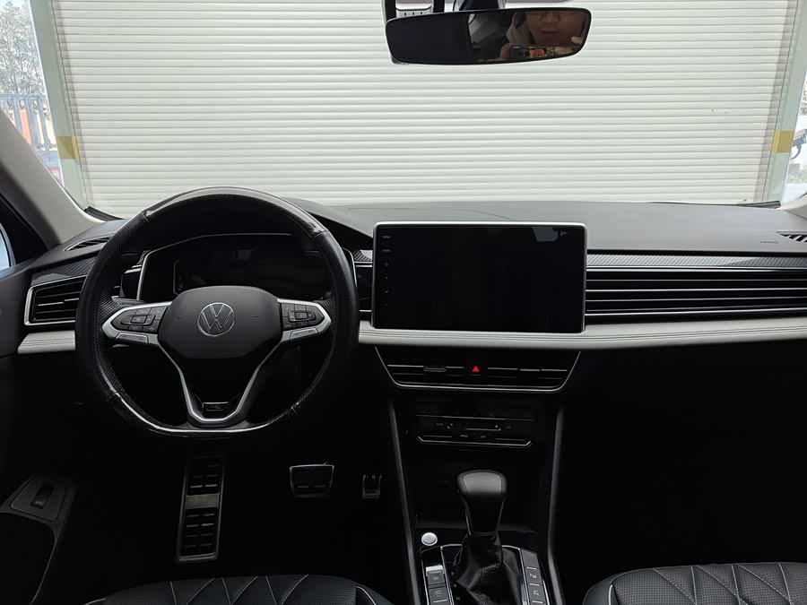 Volkswagen Tiguan L 2024 car image #13