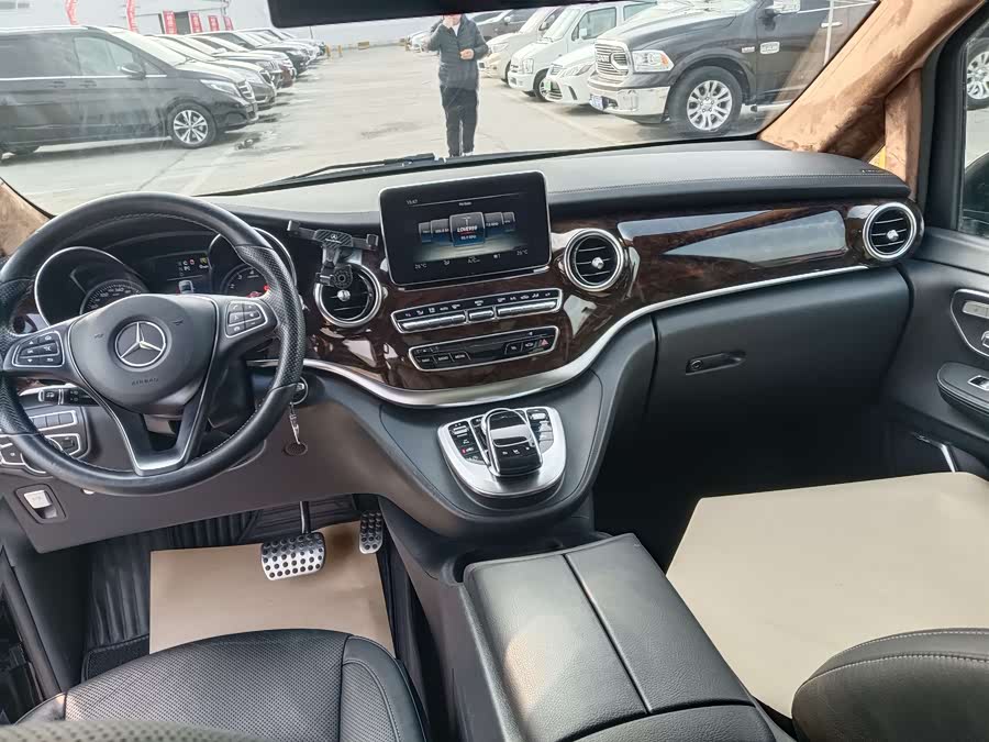 Mercedes-Benz V Class 2018 car image #13