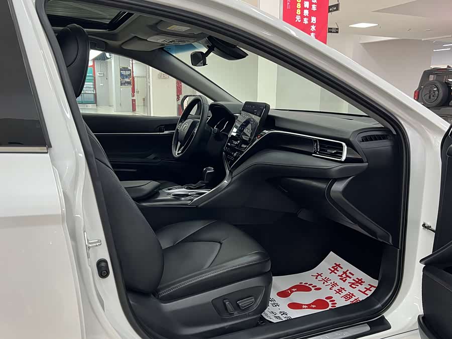 Toyota Camry 2023 car image #13