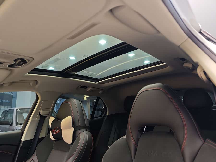 Lynk & Co 02 2019 #13 Lynk & Co 02 2019 car image #13