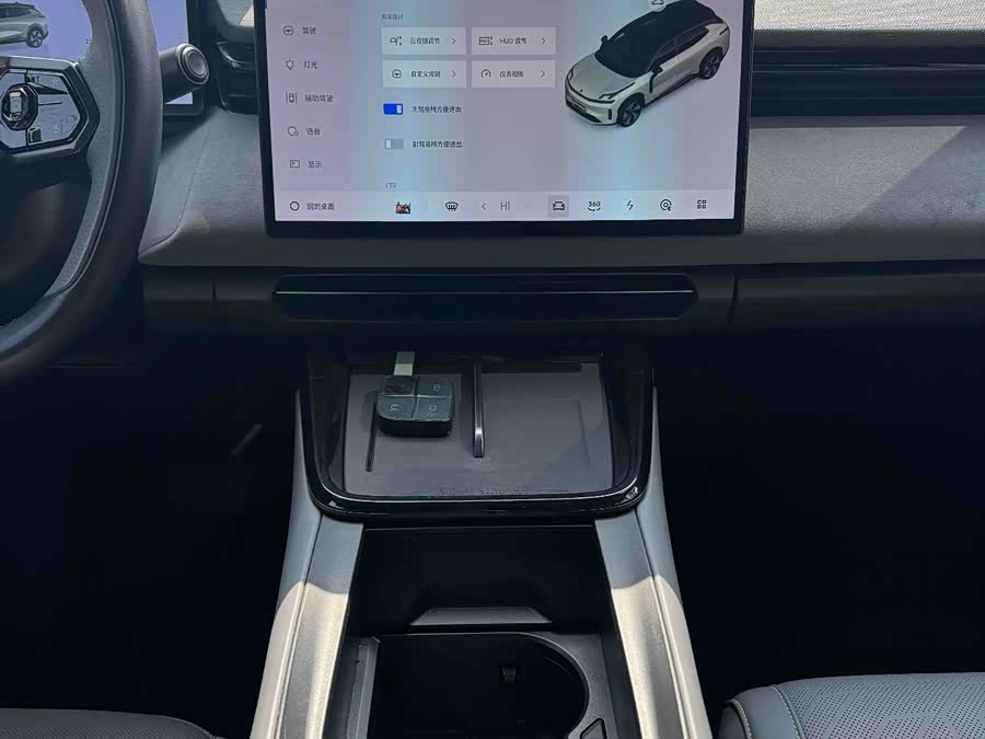 Lynk & Co 08 EM-P 2023 car image #13