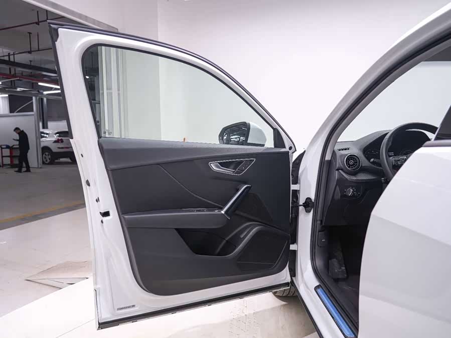 Audi Q2L 2021 immagine di auto #13