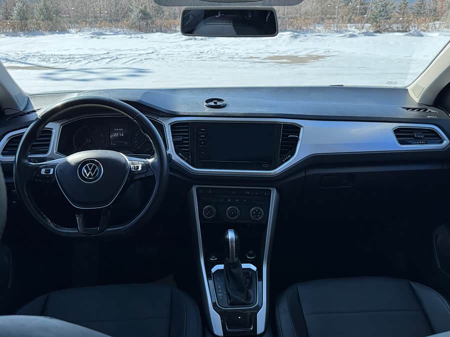 Volkswagen T-Roc 2023 car image #13