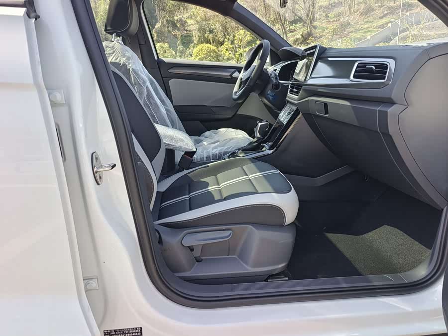 Volkswagen T-Roc 2026 car image #13