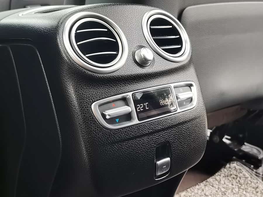 Mercedes-Benz GLC Class 2022 car image #13