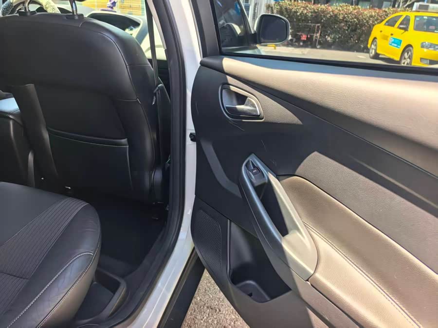 Ford Focus 2013 car image #13