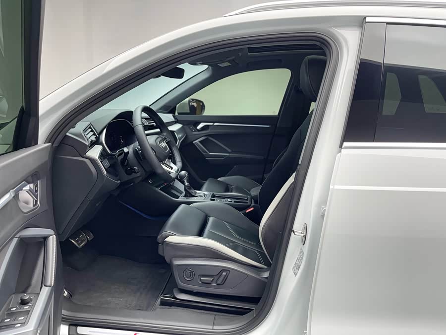 Audi Q3 2023 car image #13