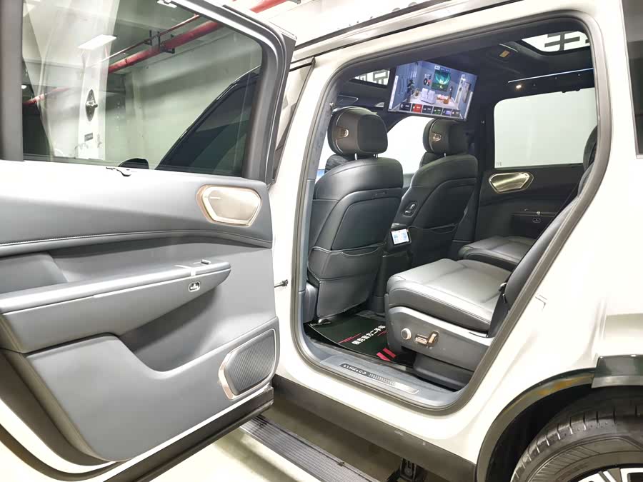 Lynk & Co 900 2025 car image #13
